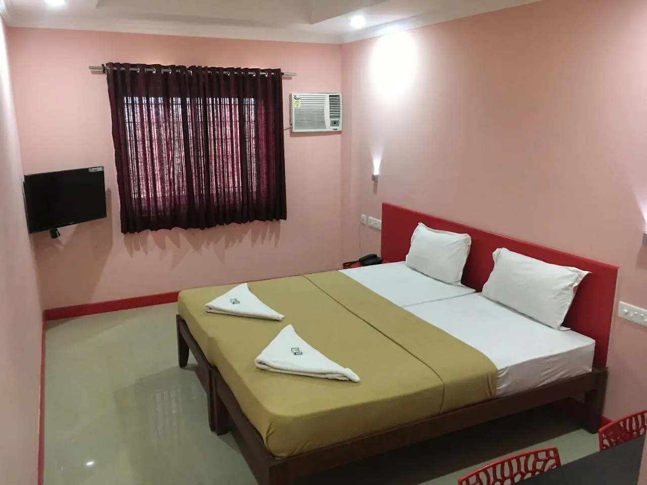 Kalluvalappil Holiday Inn Kāsaragod インド